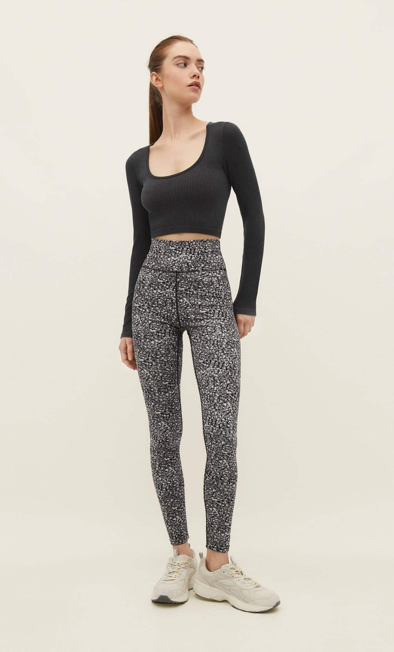 Top cropped sem costura com efeito desbotado