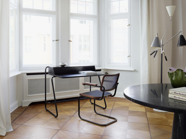 Thonet S64 V stoel gevlochten riet met armleuningen, zwart gebeitst, onderstel zwart