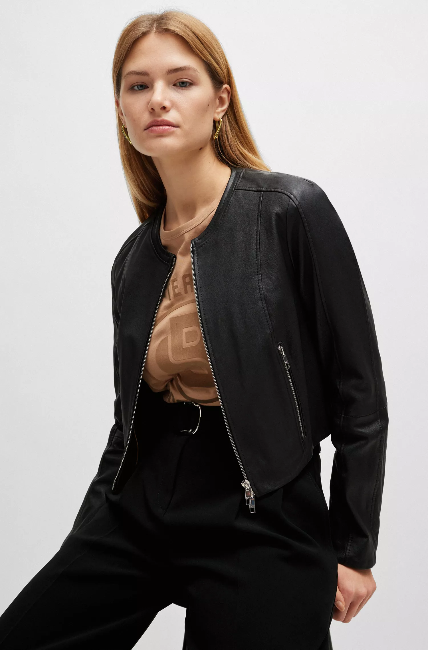 Jaqueta de couro BOSS preta sem gola, modelagem slim.