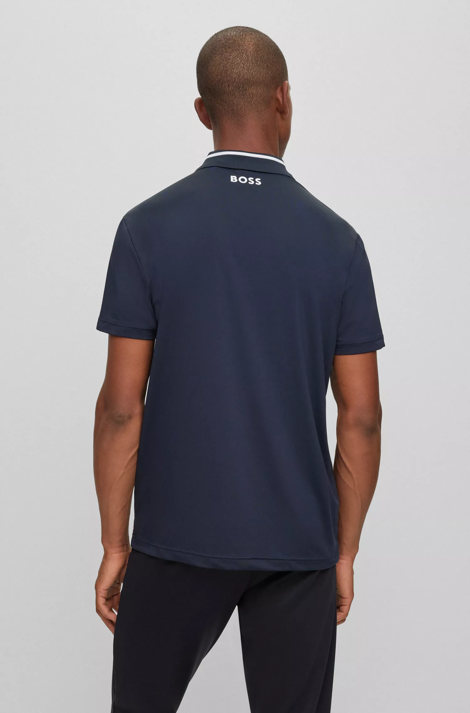 Camisa polo BOSS com logotipo verde contrastante e listra na gola.