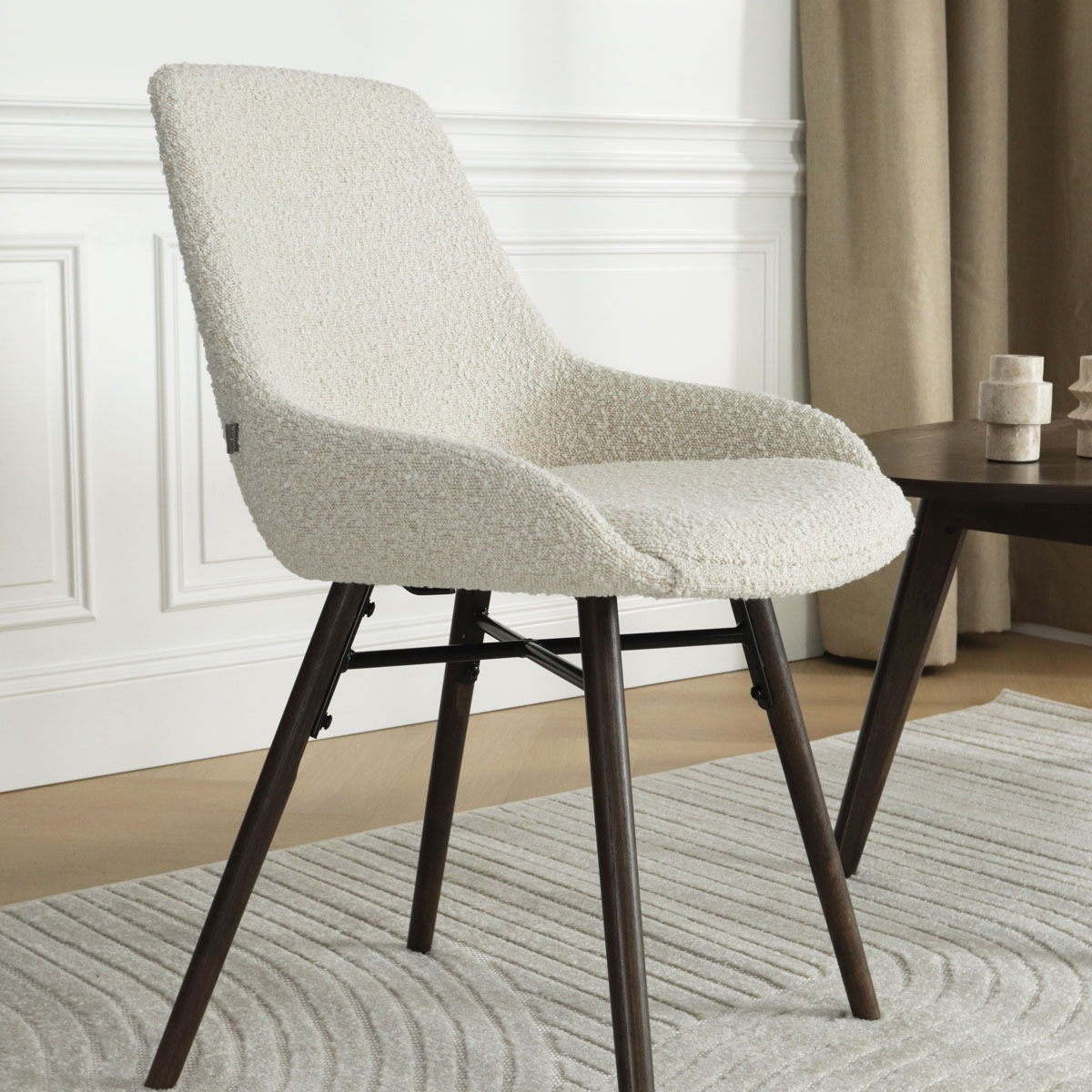 Eetkamerstoel Nena-Isa bouclé beige - walnoten onderstel