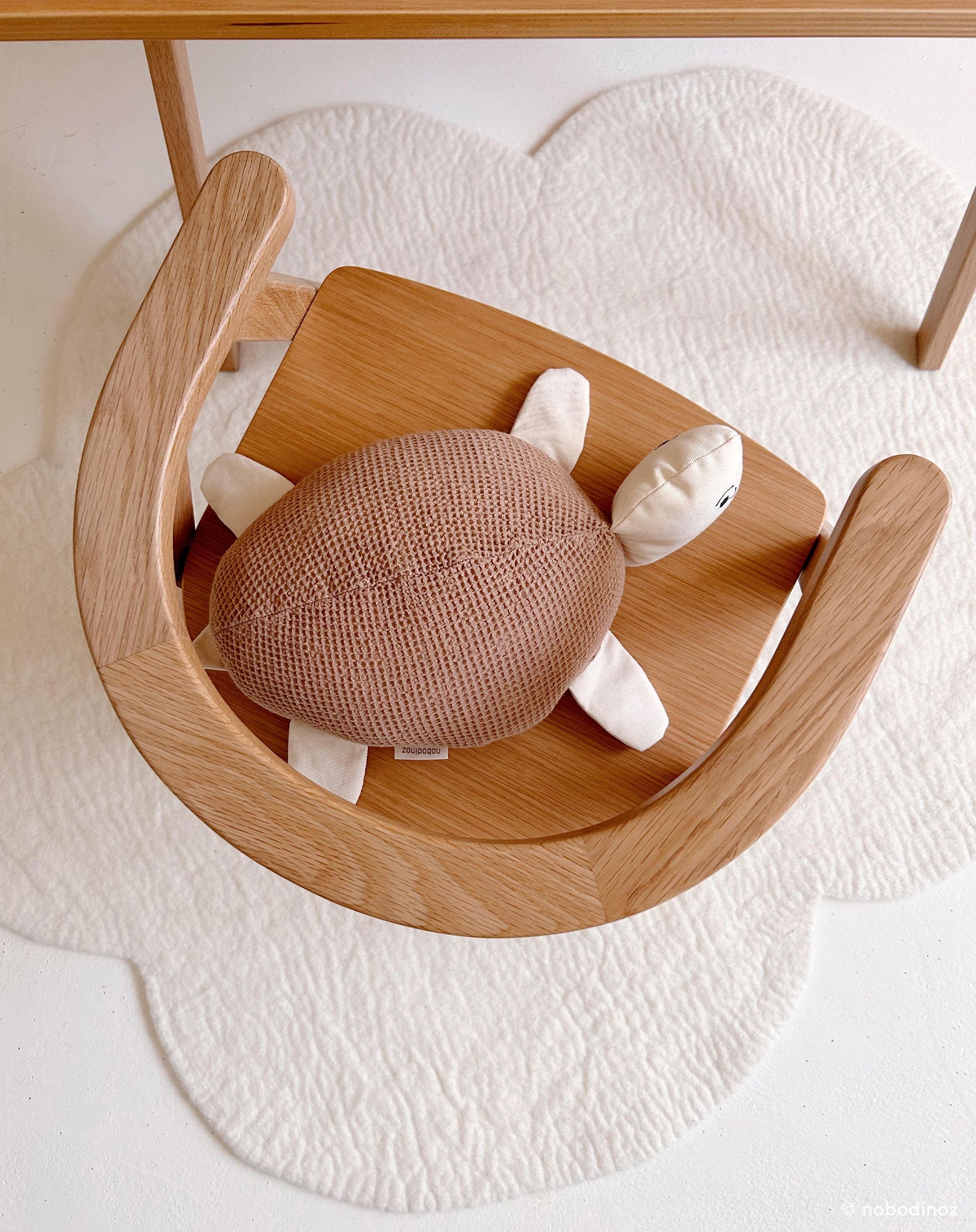 Coussin wabi-sabi tortue brodé en coton lavé | Marron