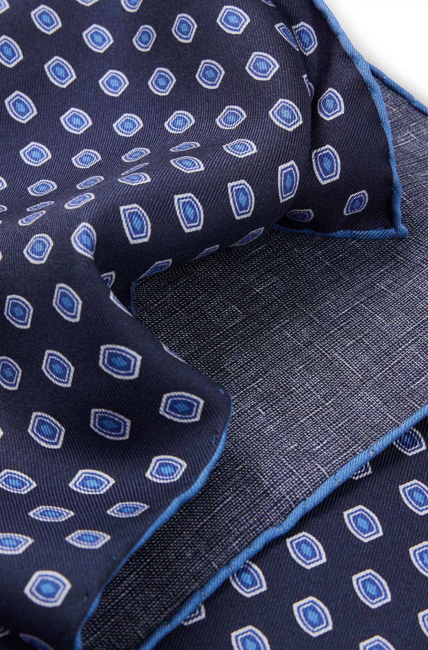 Lenço de bolso BOSS em seda cor camelo com estampa e borda.