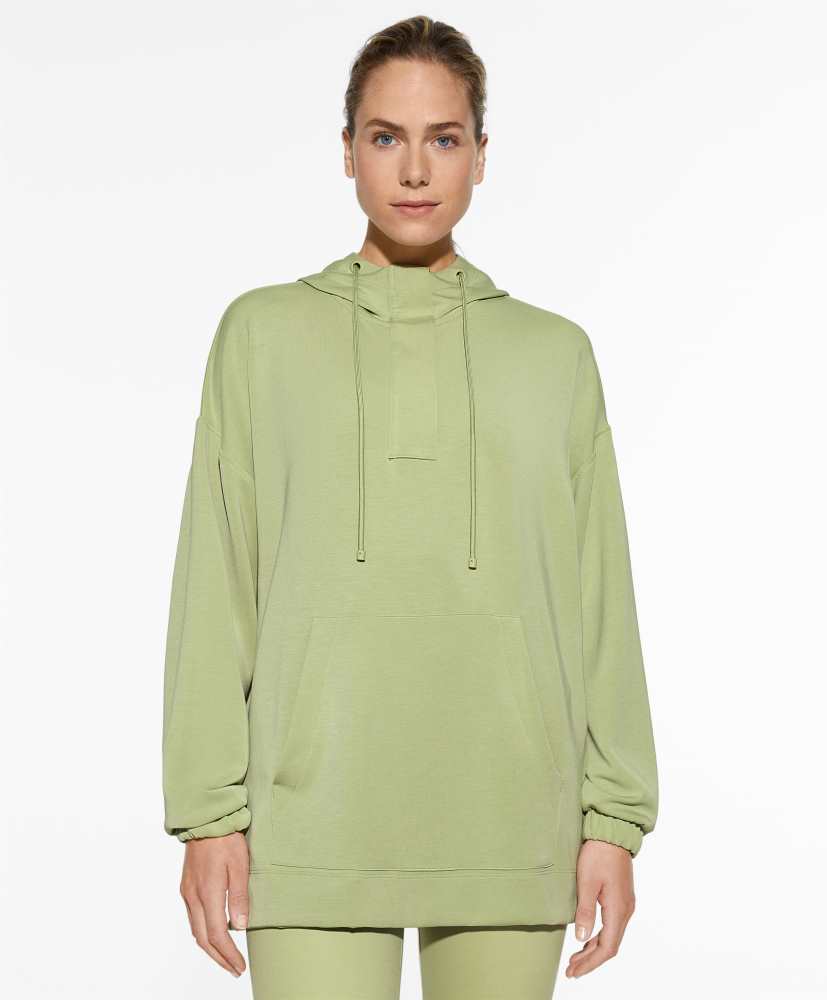 Moletom oversized em modal com toque macio e zíper.