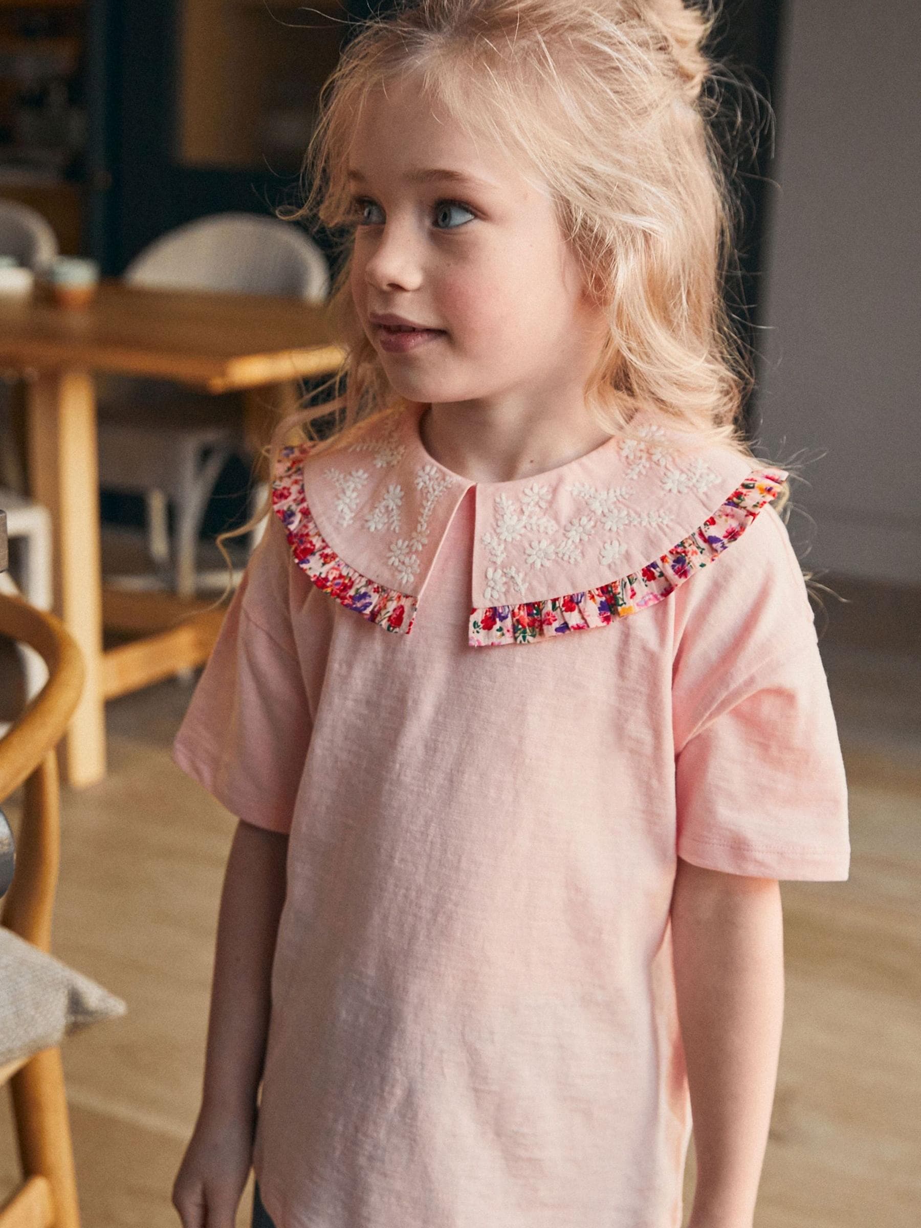 Roze - T-shirt met geborduurde kraag en bloemen (3-16 jr)