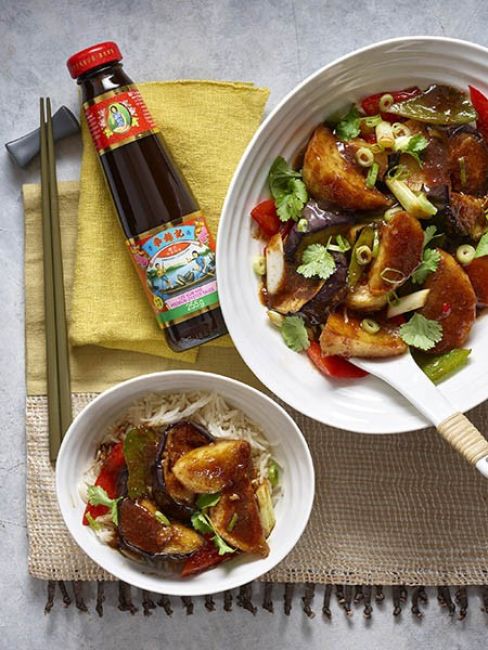 Aubergine, aardappel en paprika's, gesmoord in oestersaus