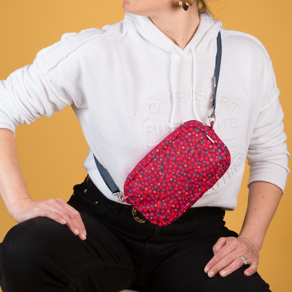 Pochette Banane Pompons Cerise