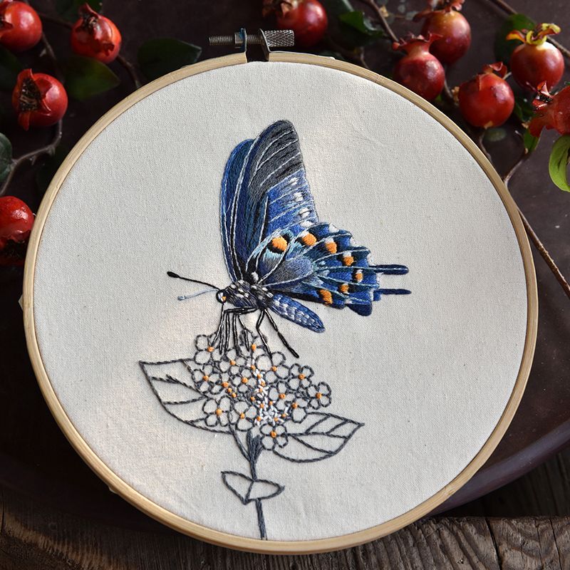 Embroidery Kingdom - DIY-borduurpakket met insecten