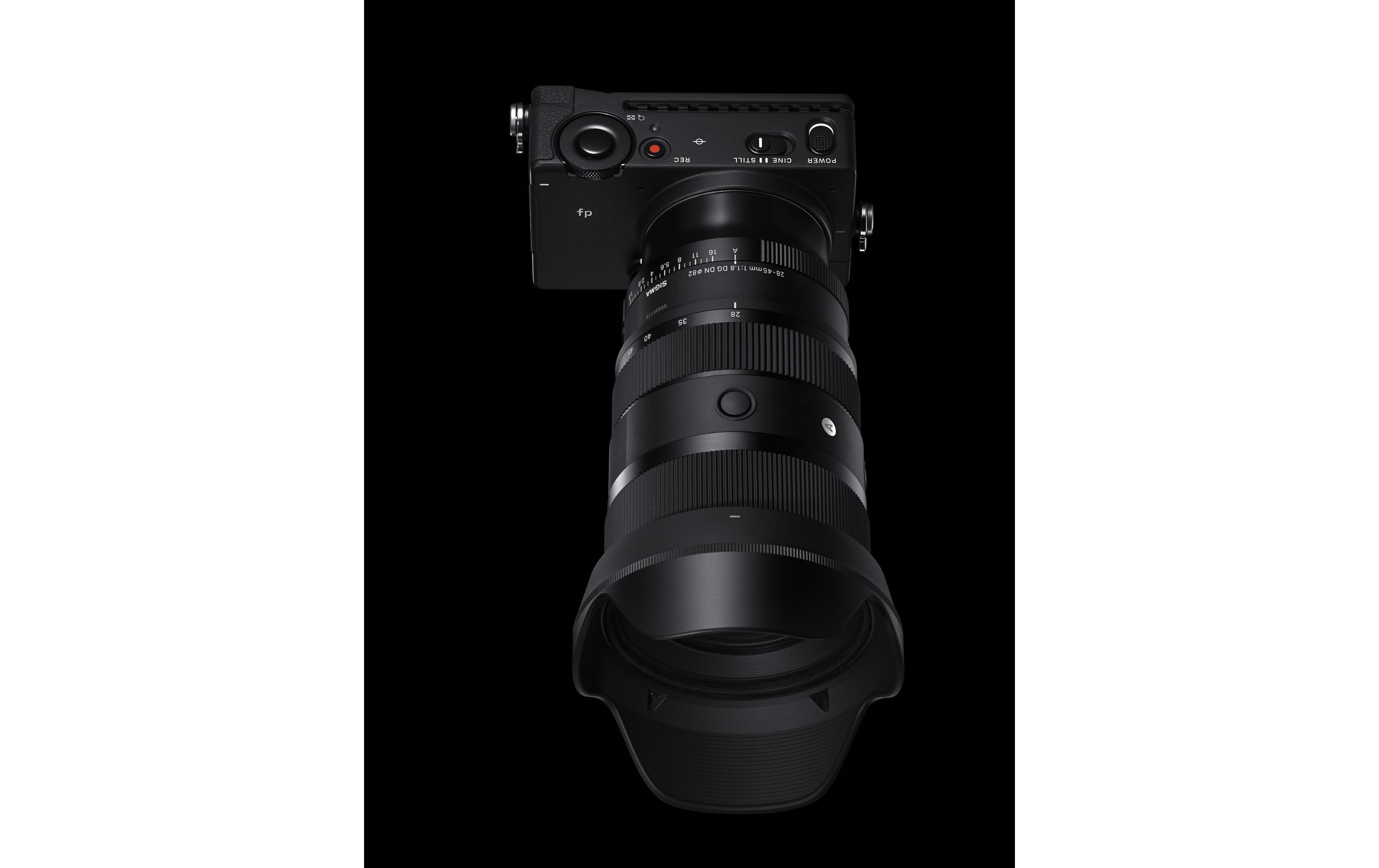 Zoomobjektiv 28-45mm F/1.8 DG DN Art Sony E-Mount<br>Vollformat-Zoomobjektiv mit einer konstanten maximalen Blendenöffnung von F1.8 und eine Schärfe und Klarheit vergleichbar mit der eines Festbrennweitenobjektivs ist