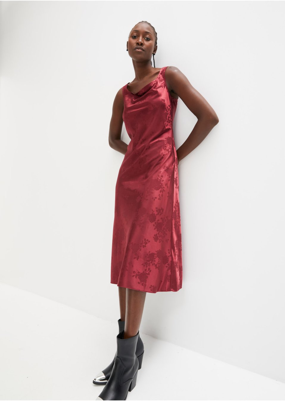 Robe midi en satin avec encolure bénitier