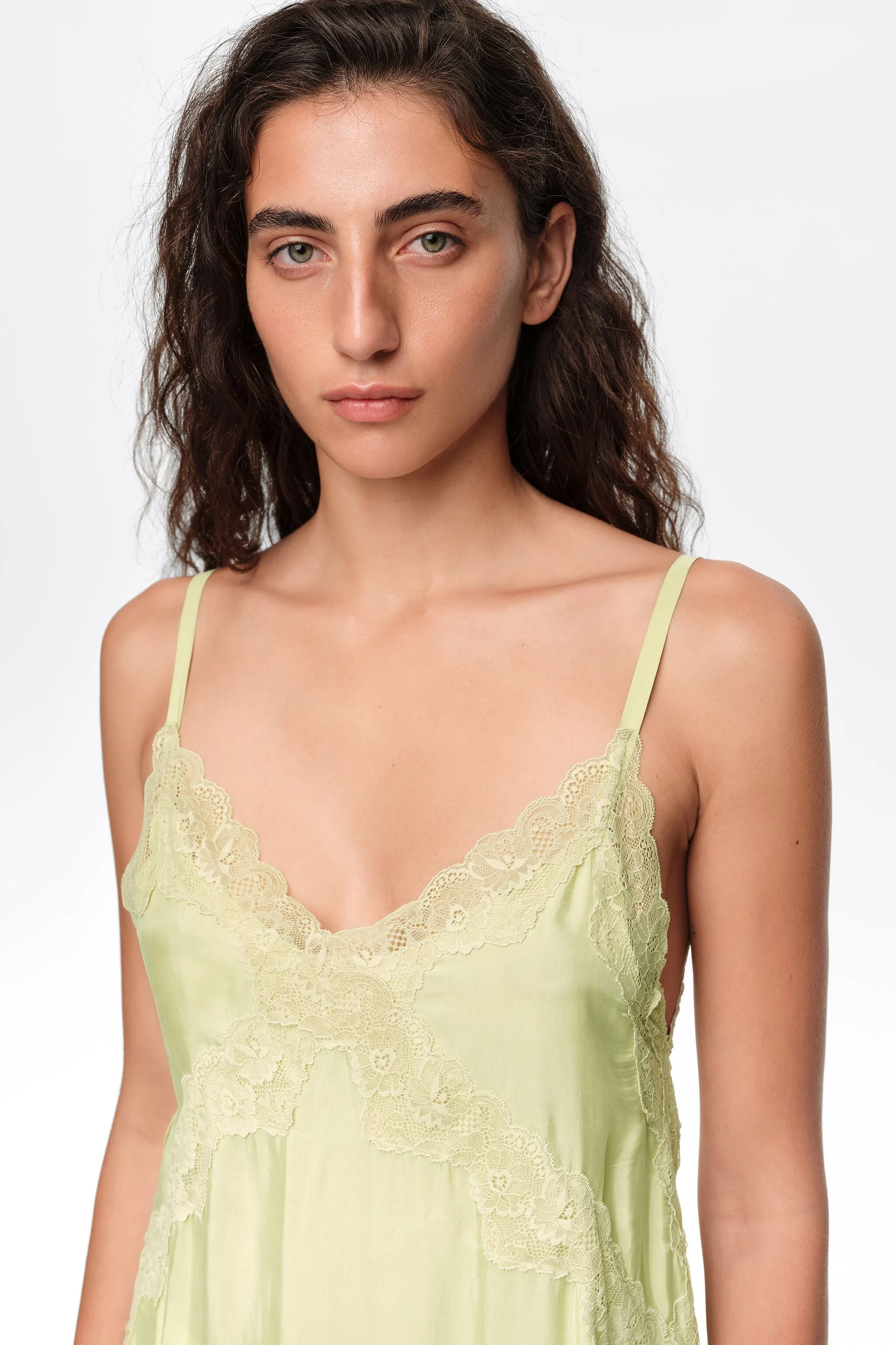 Vestido de alças verde-limão com detalhes em renda