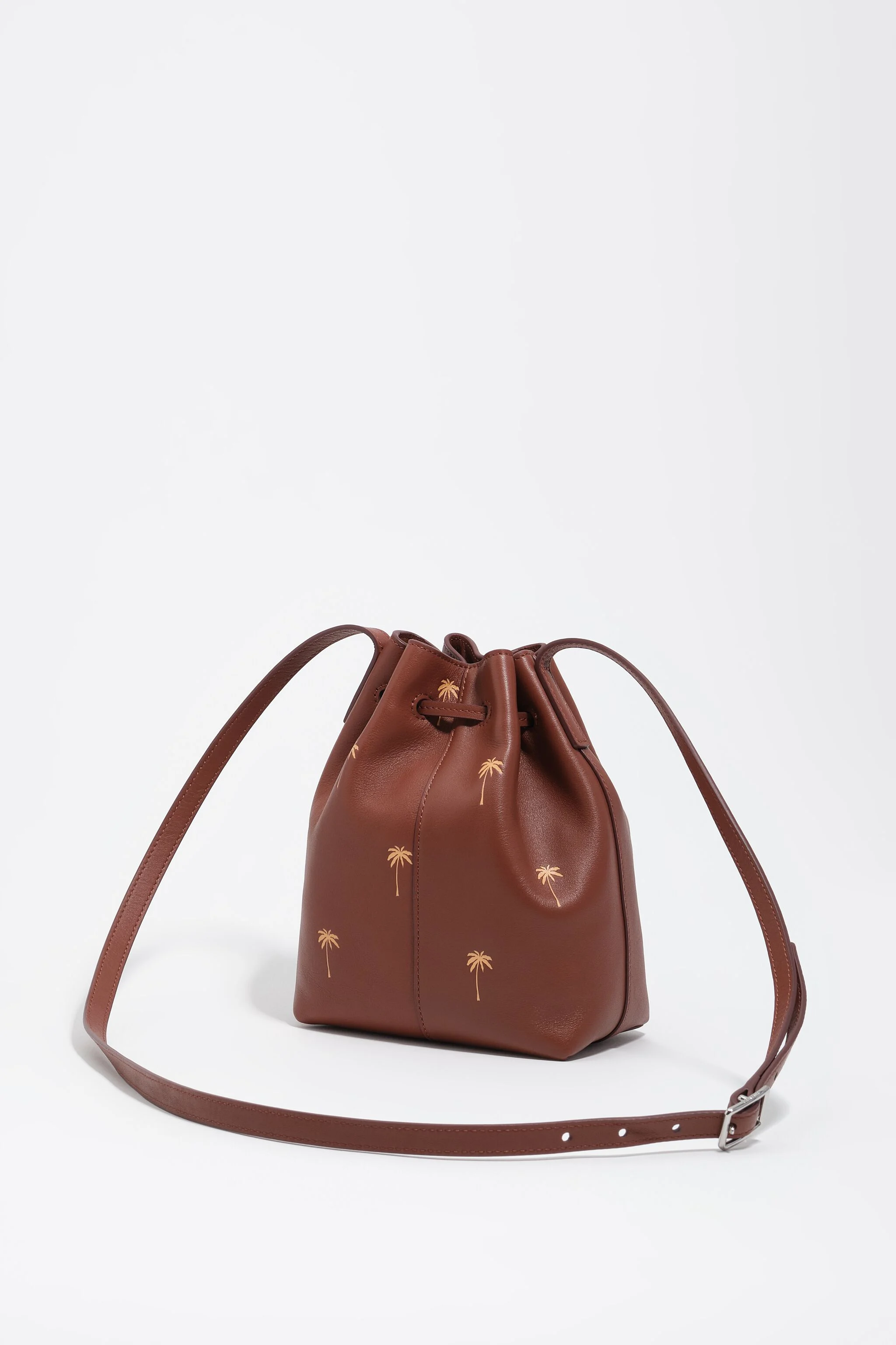 Bolsa tipo saco Carlino em couro cor nogueira da Small Palms