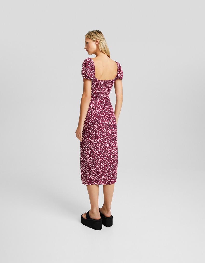 Vestido midi de manga curta com decote amarrado.