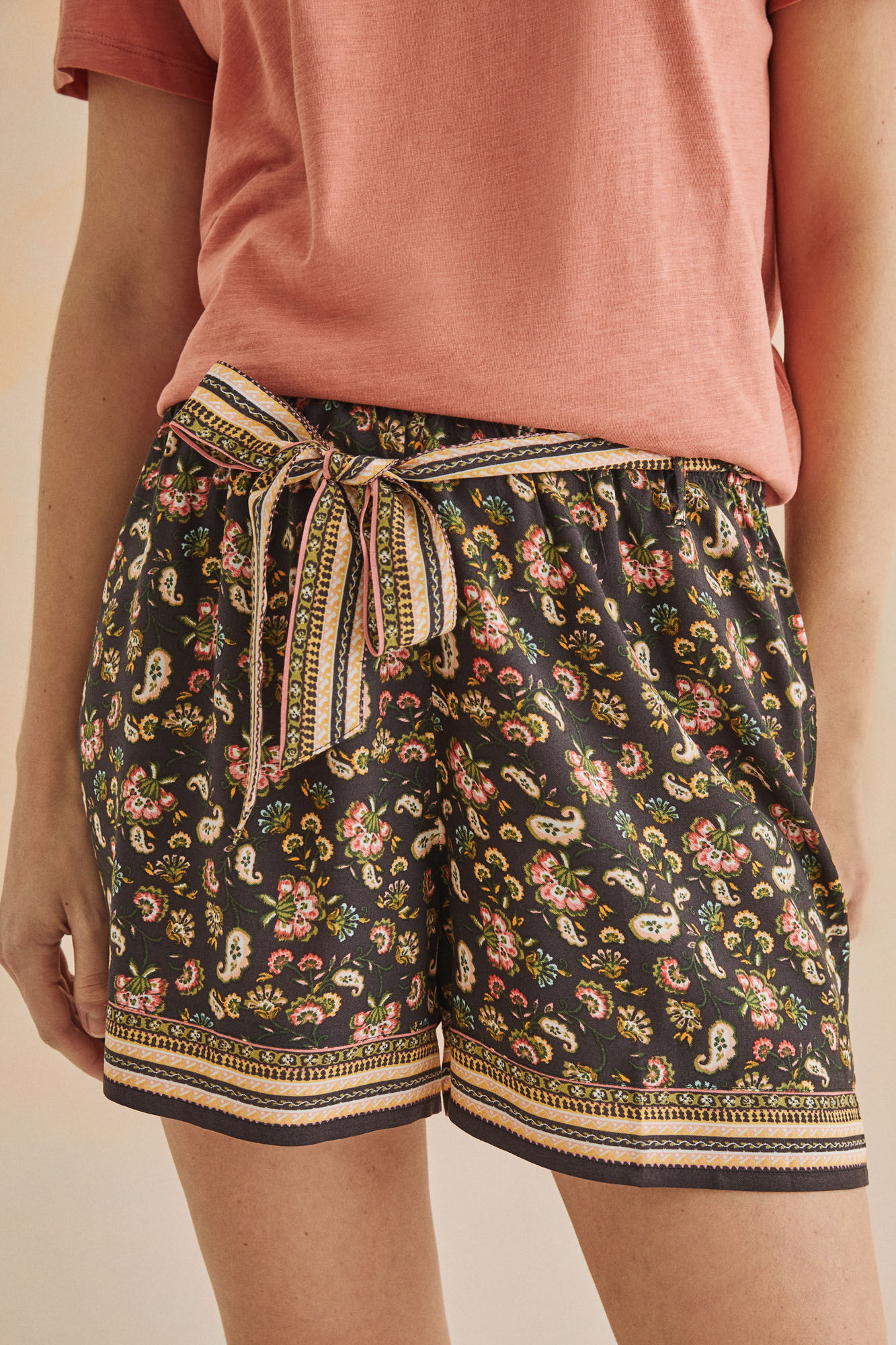Pantalón curto estampado preto - verde