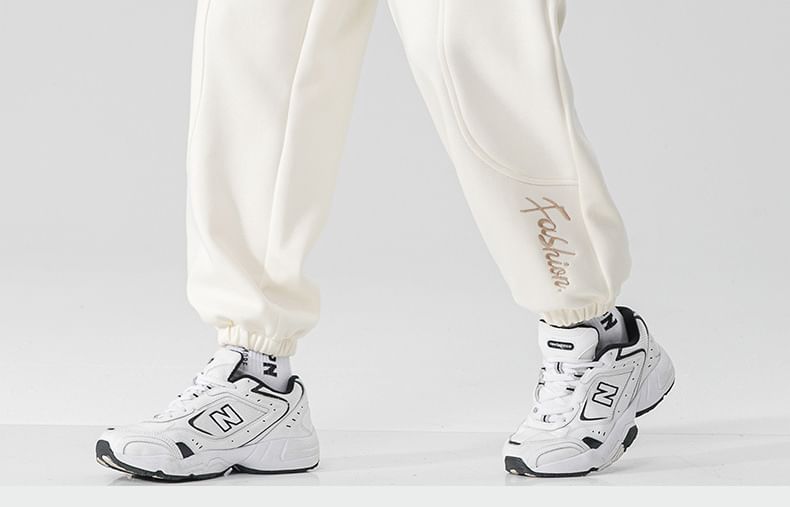 Dandyluxe - Cropped harem-joggingbroek met trekkoord en geborduurde letters