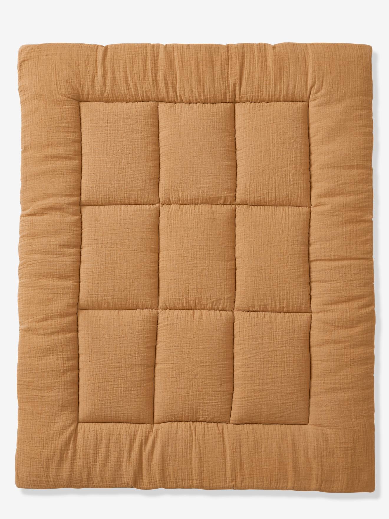 Tapete/Painel de fundo para parquet feito de dois tecidos lisos em tom ocre.