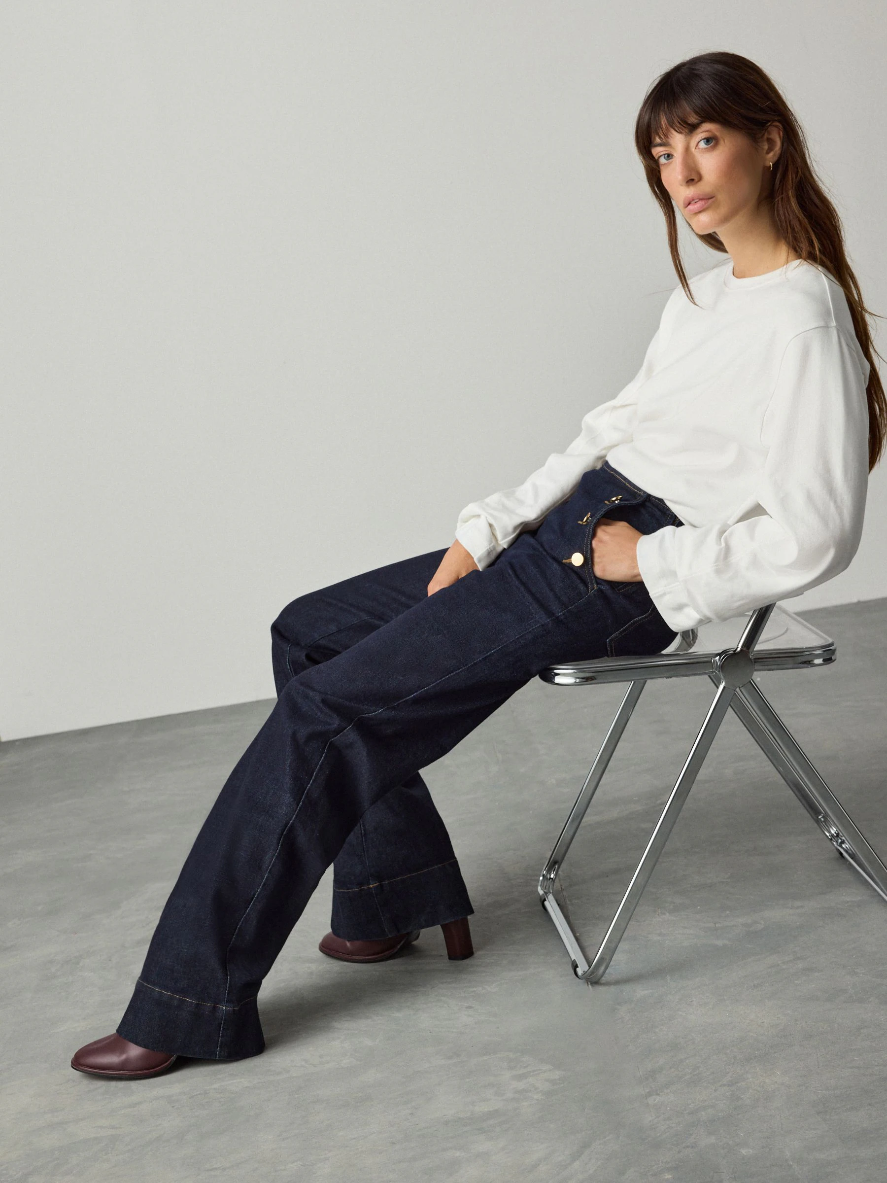 Denim-wassing - Jeans met wijde pijpen en gouden knopen aan de voorkant