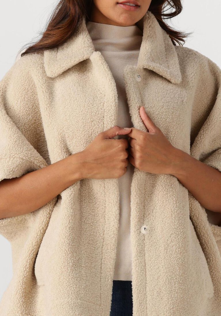 beige knit-ted vest tam