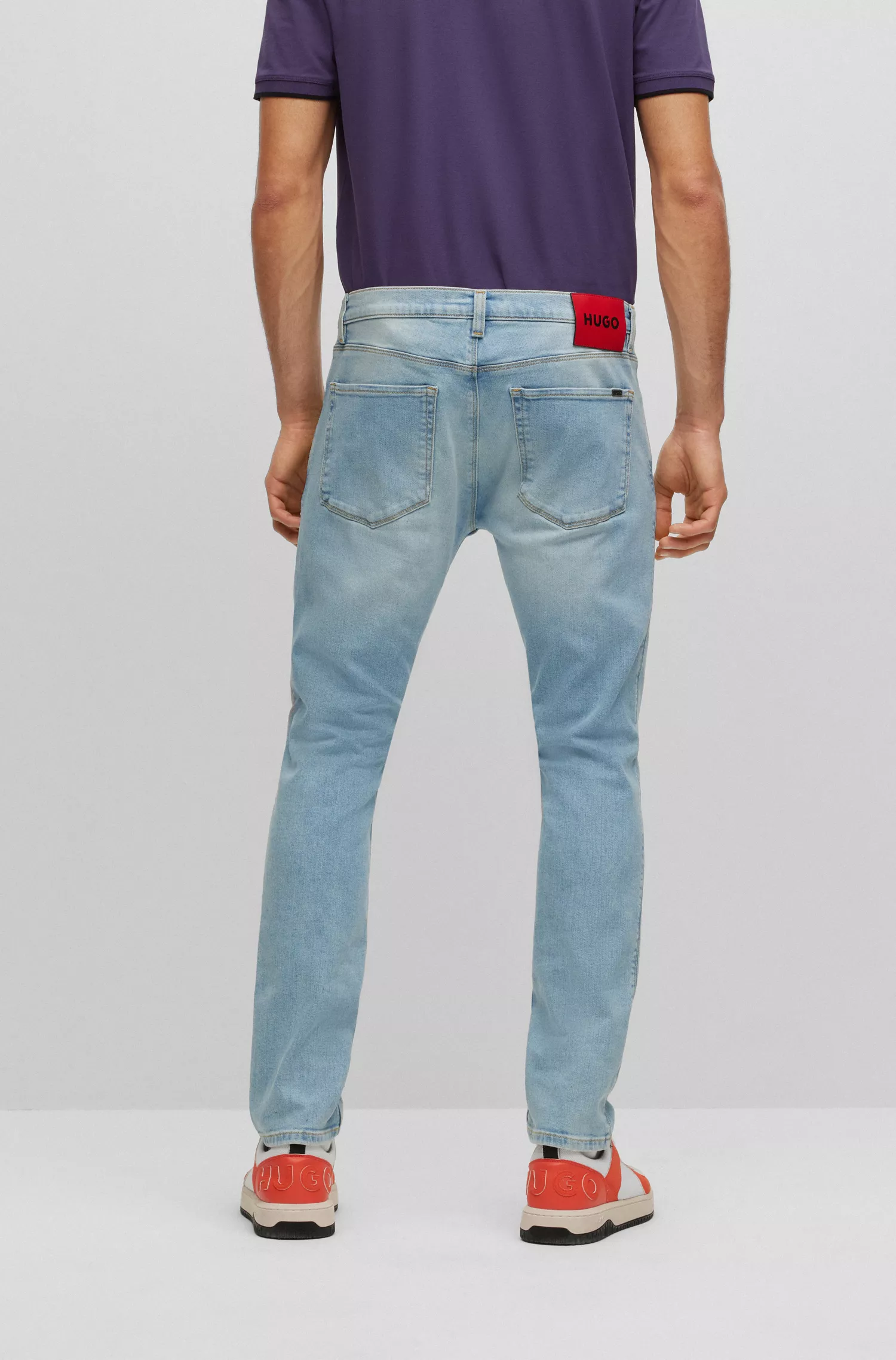 Calça jeans HUGO vermelha, extra slim fit, em denim azul com elasticidade confortável.