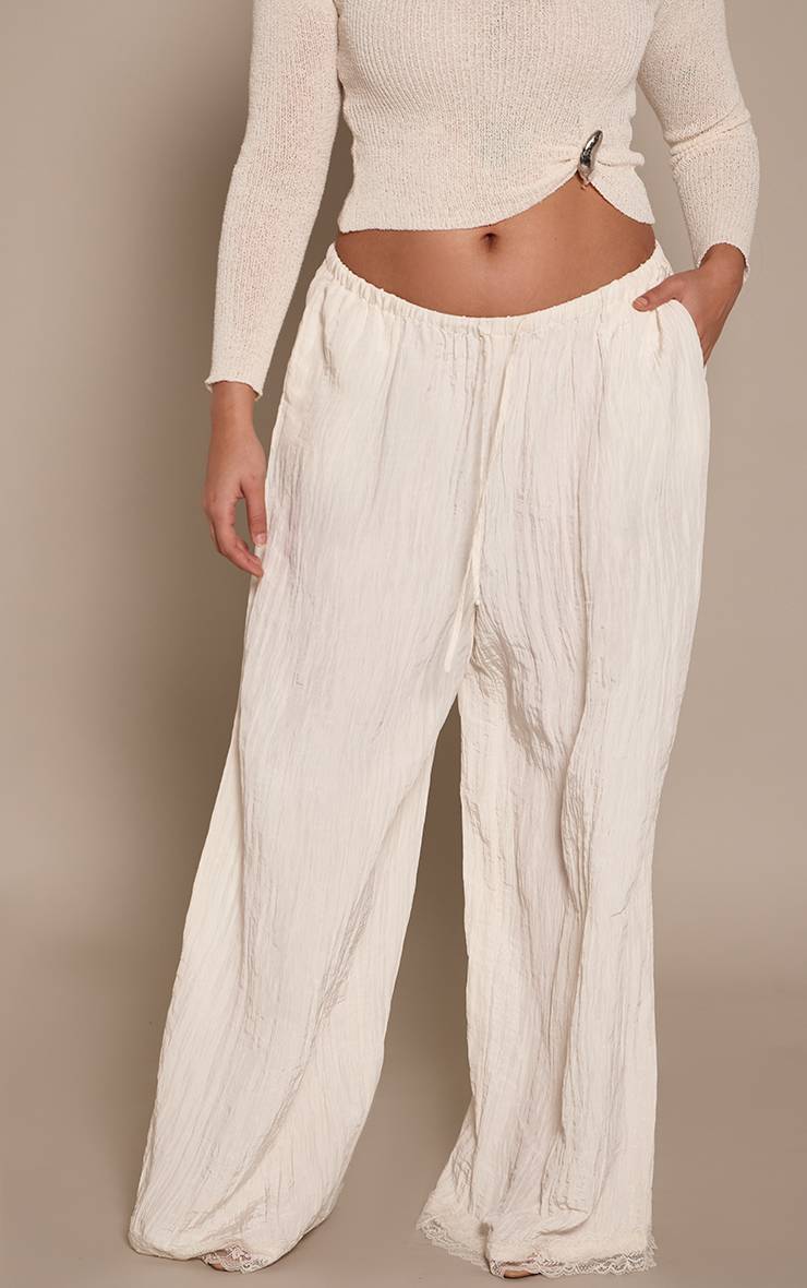 Crème Pantalon Grande Taille En Satin Texturé Avec Bordure En Dentelle