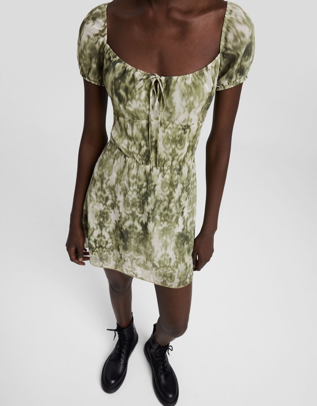 Vestido curto de chiffon estampado com mangas curtas