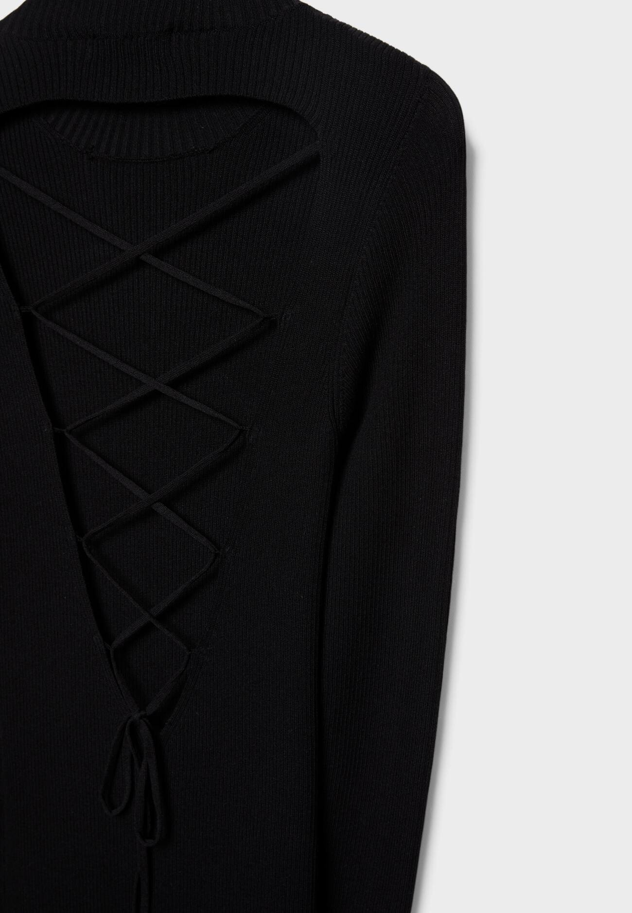 Vestido longo de tricô com laço nas costas.