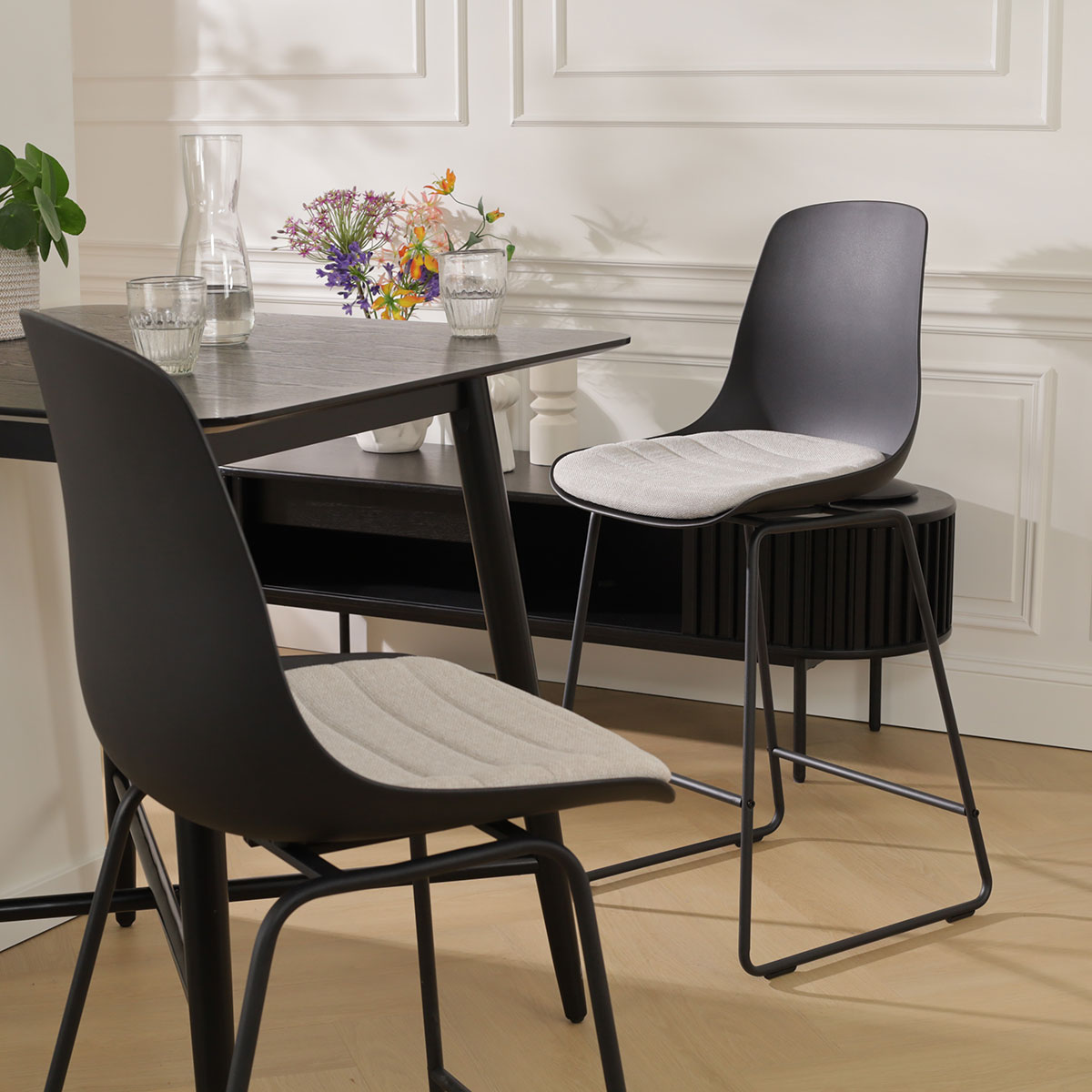 Nino-Liv barkruk zwart met beige zitkussen - zwart onderstel - 65 cm