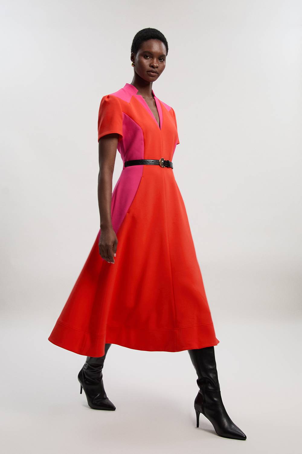 KarenMillen Robe Midi Ajustée à Ceinture avec Jupe Ample et Blocs de Couleurs en Tissu Stretch Compact