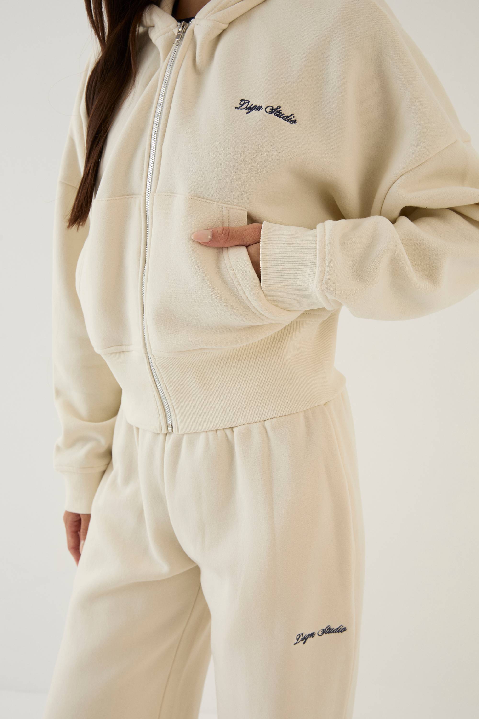 Ensemble De Jogging Court Boxy À Casynthétiqueche Avec Fermeture Éclair Et Ourlet Profond Dsgn Studio