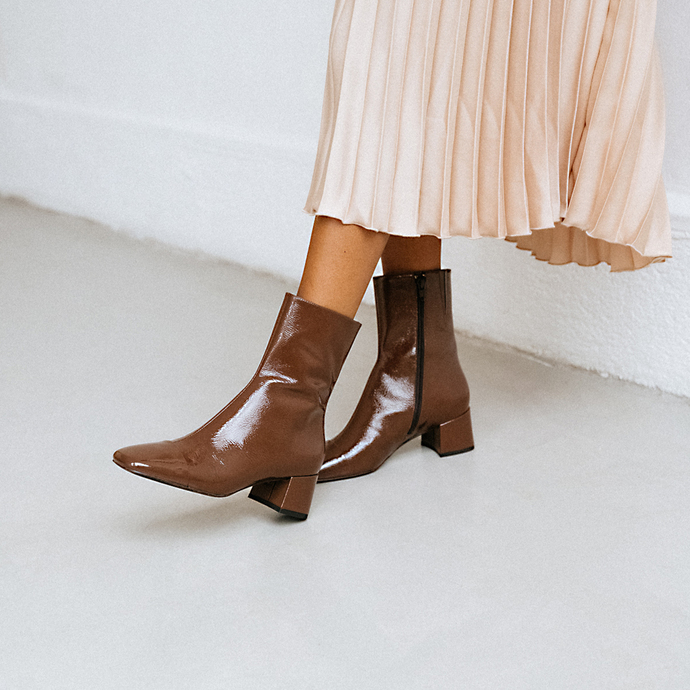 Bottines à bouts carrés et petits talons...  en vernis plissé marron
