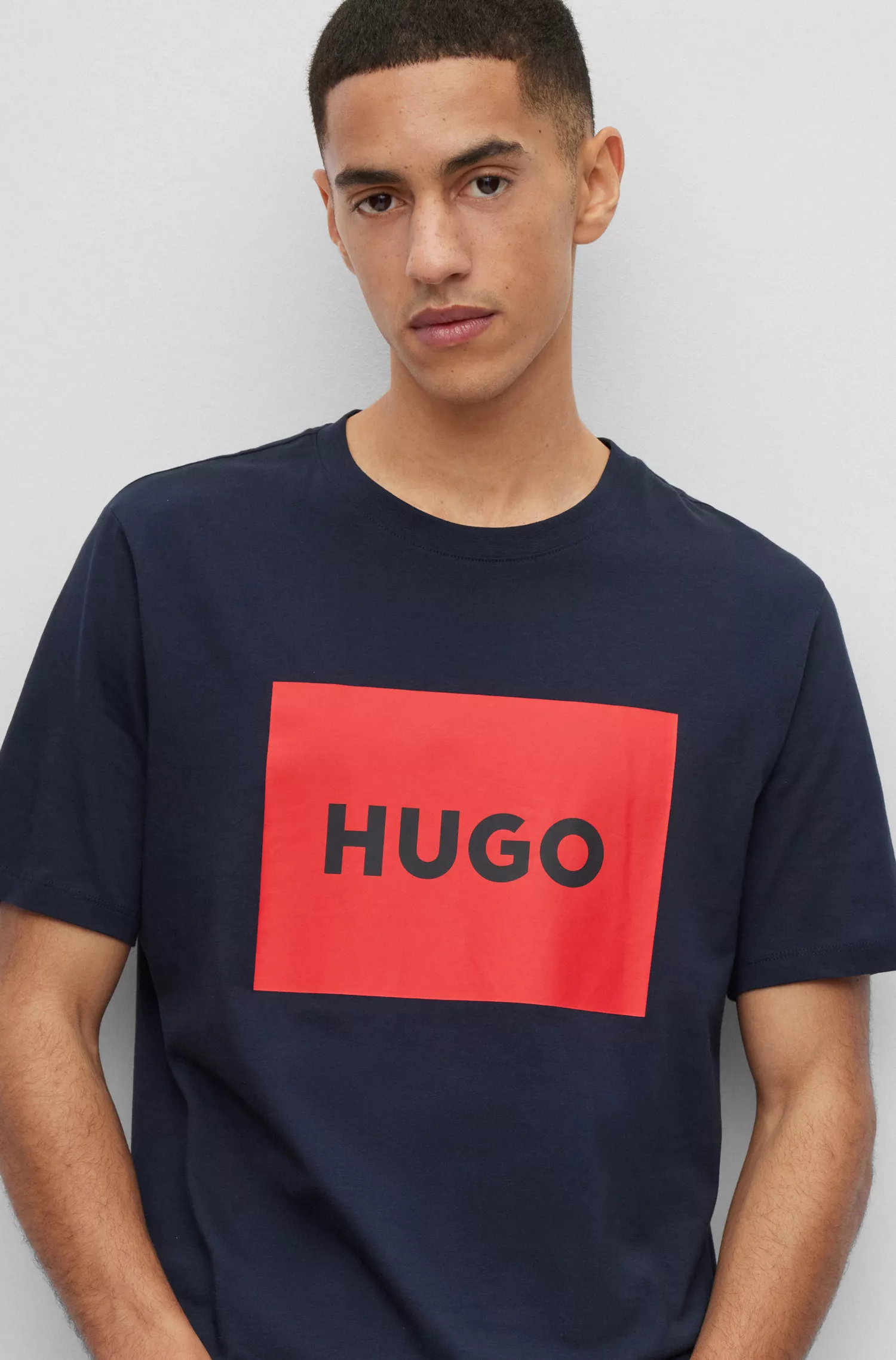Camiseta HUGO vermelha de algodão com modelagem regular e estampa do logo.