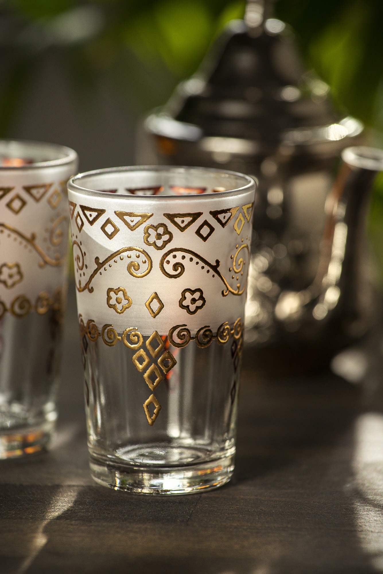 Teeglas, gold, weiß, Ø 5 cm, H 9 cm zu 4,80