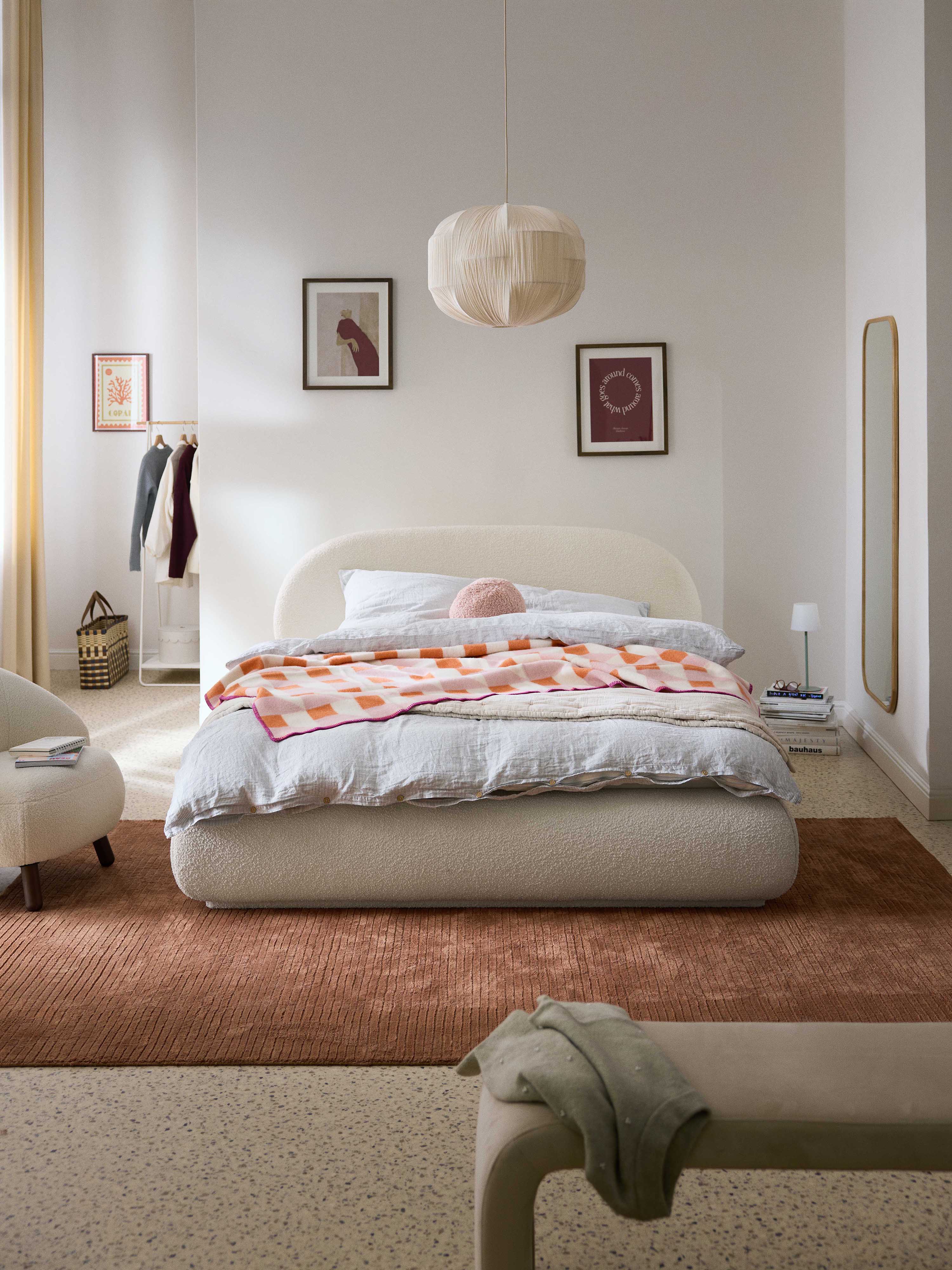 Bouclé gestoffeerd bed Alba