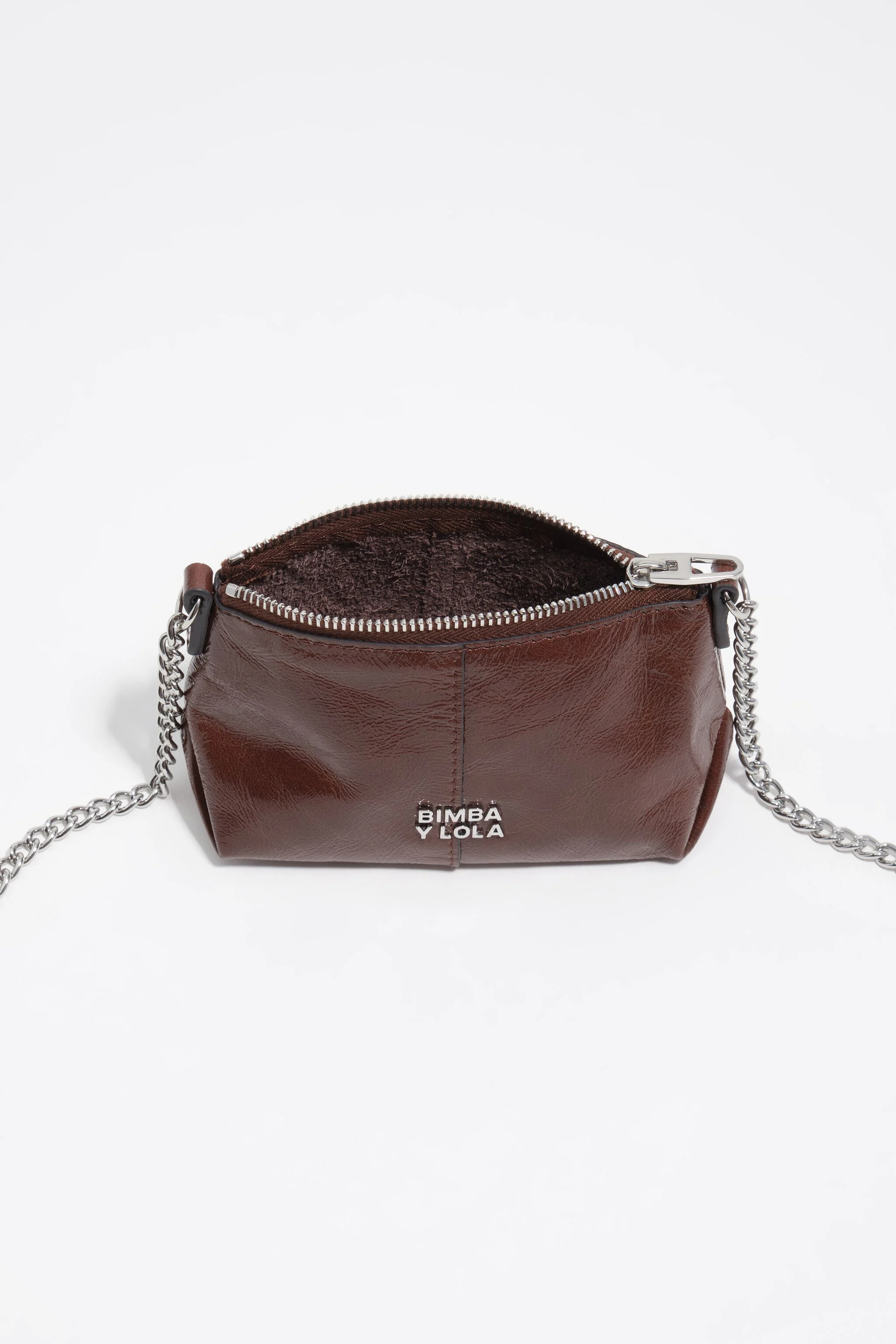Bolsa transversal em couro micro brilhante cor mocha