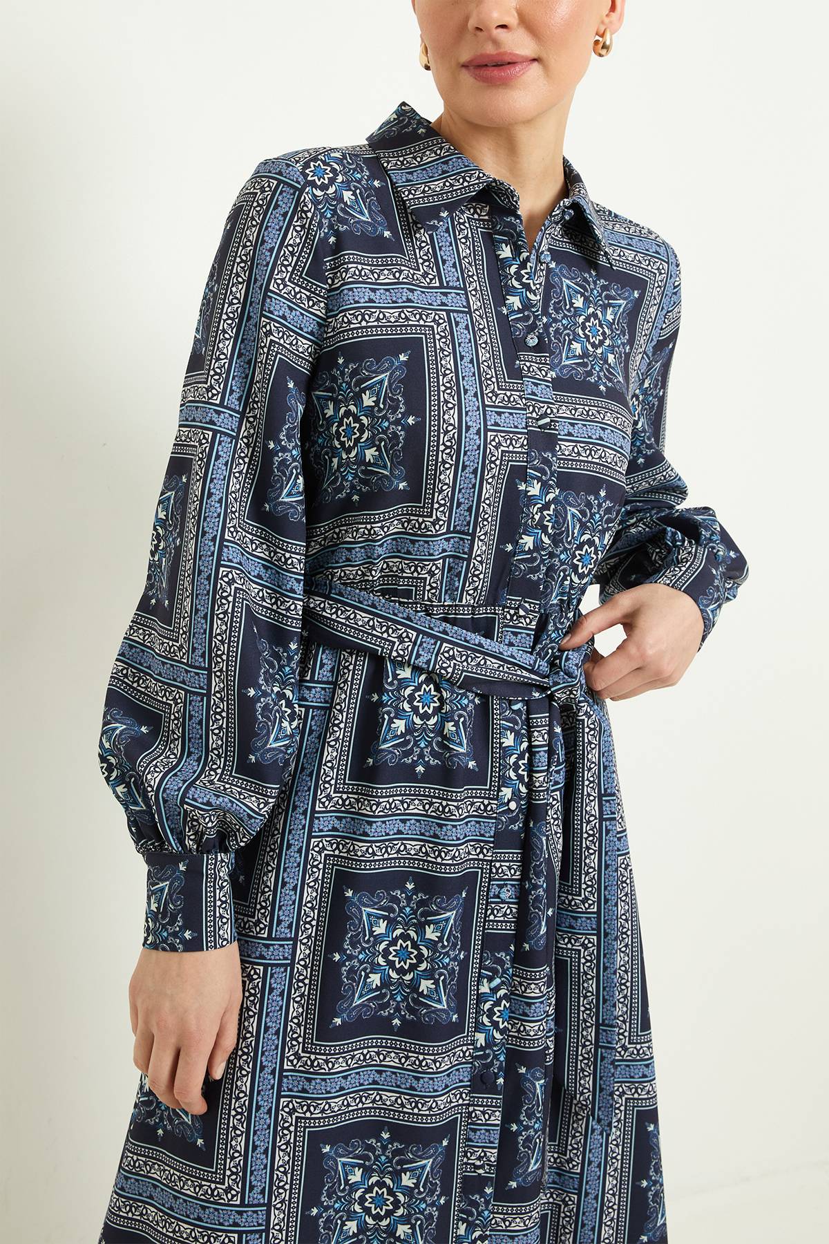 Wallis Robe Chemise Mi-longue À Imprimé Foulard Avec Ceinture