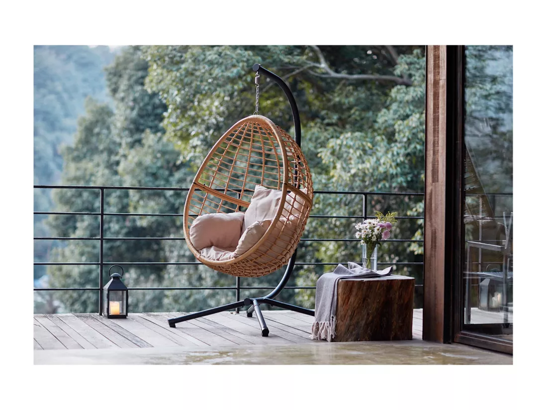 Fauteuil suspendu beige & noir en résine tressée façon rotin AUROA