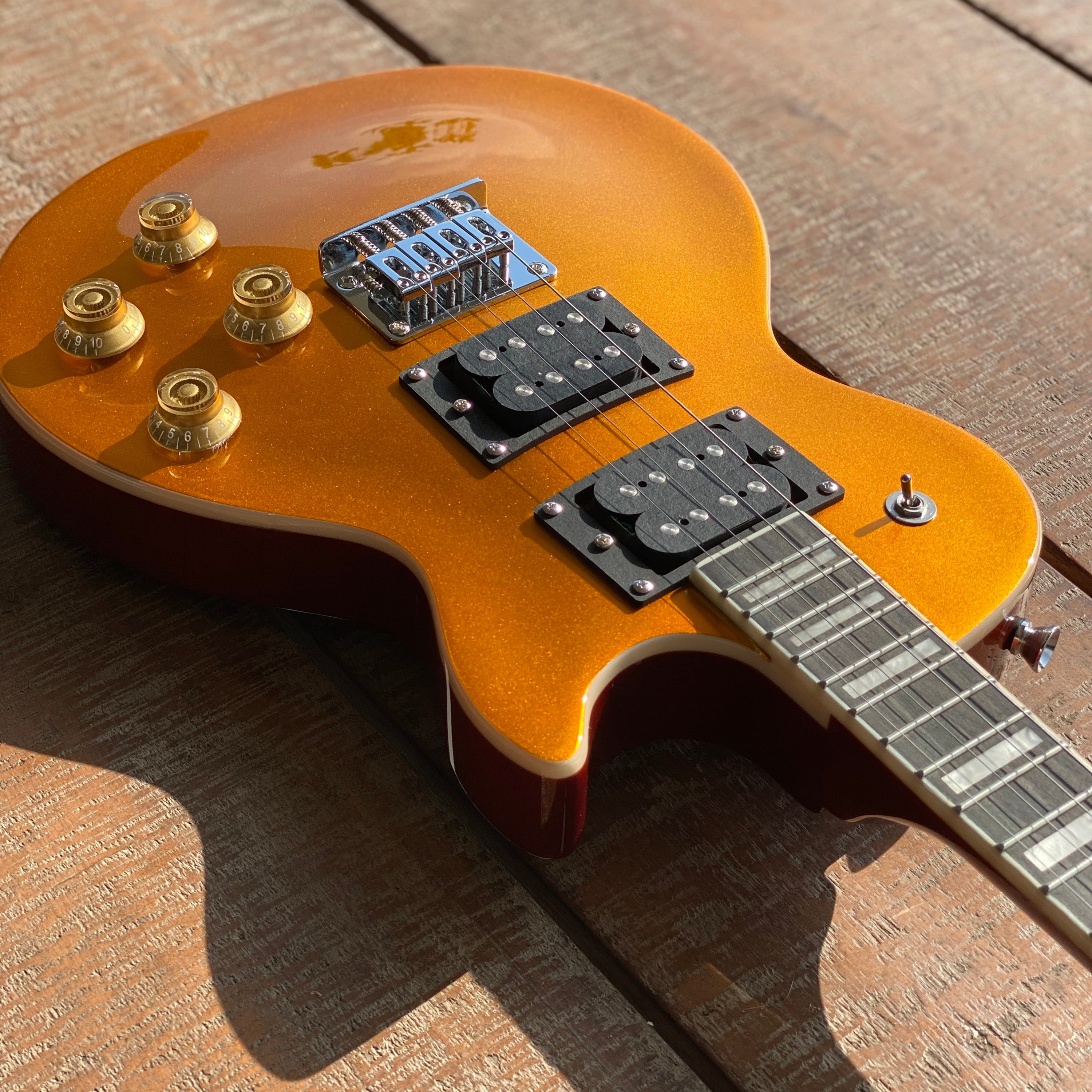 Flight Rock Series Centurion Tenor Vintage Gold solid body elektrische ukelele met gigbag