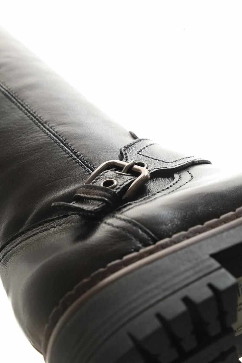 MJUS<br>Botas de couro com fivelas