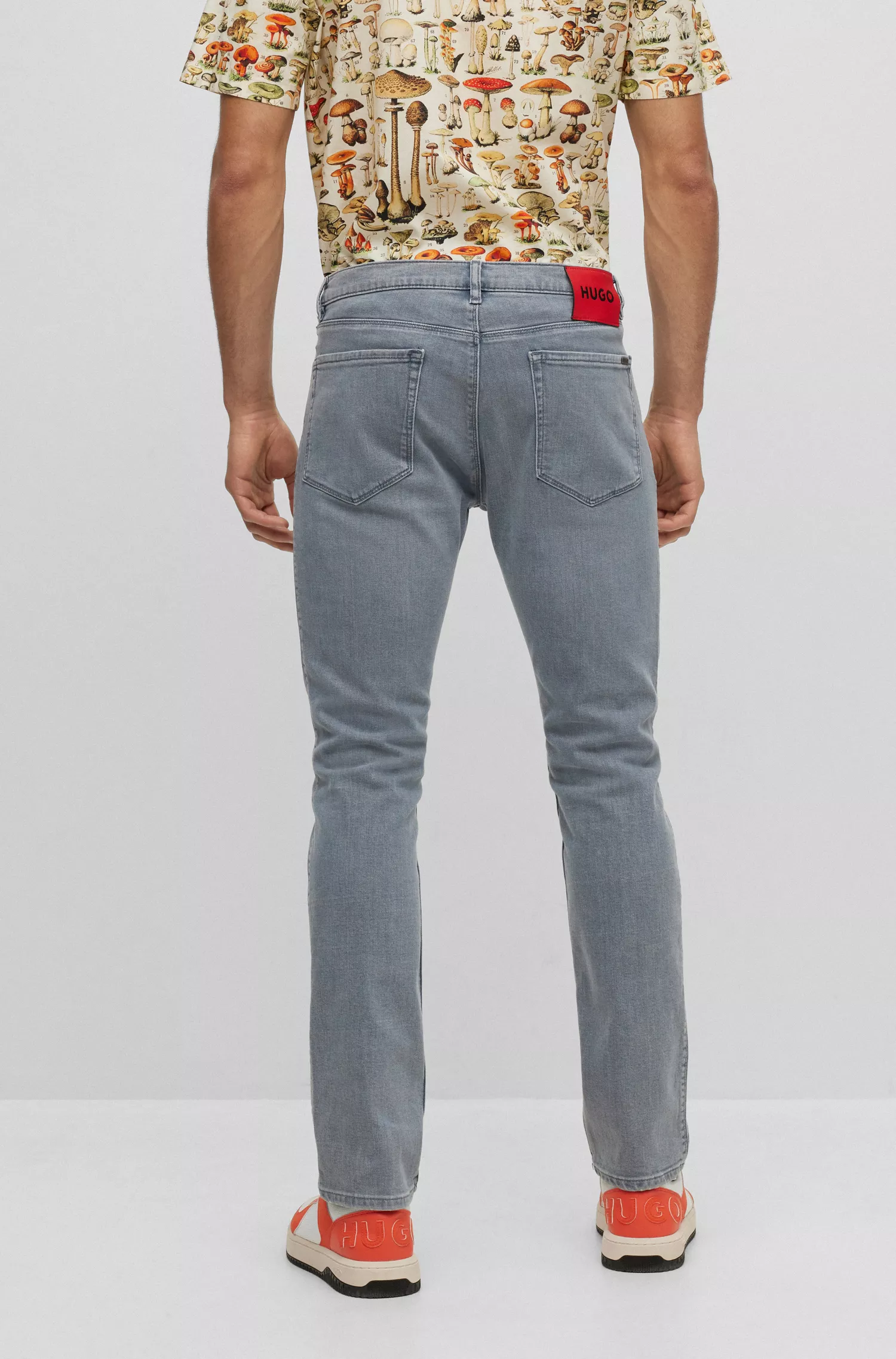 Calça jeans HUGO vermelha, corte slim, em denim cinza com elasticidade para maior conforto.