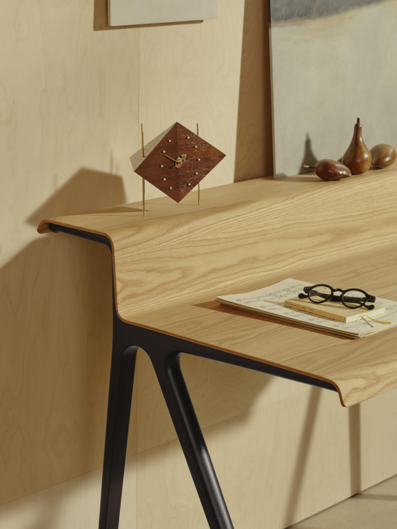 Vitra Courier bureau 120x72,5 donker eiken/zwart