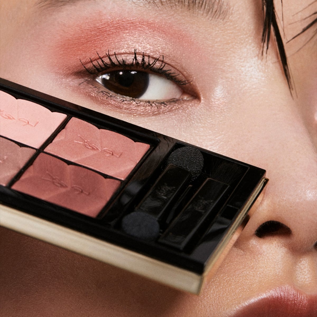 YVES SAINT LAURENT Couture Mini Clutch Palette De Fards A Paupières Longue Tenue