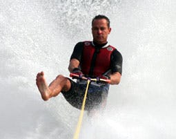 Barfuss-Wasserski fahren auf der Donau als Geschenk