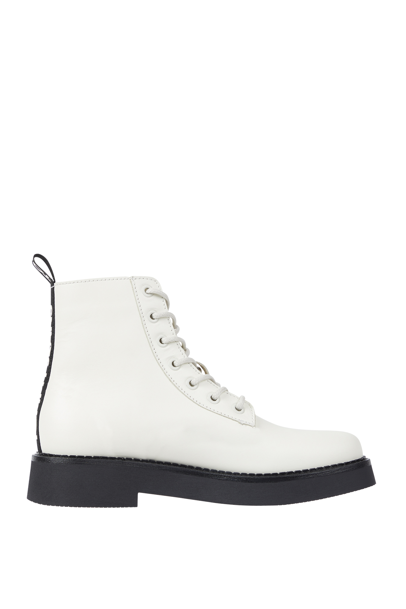 Bota feminina Tommy Jeans com cadarços e fita na parte de trás.