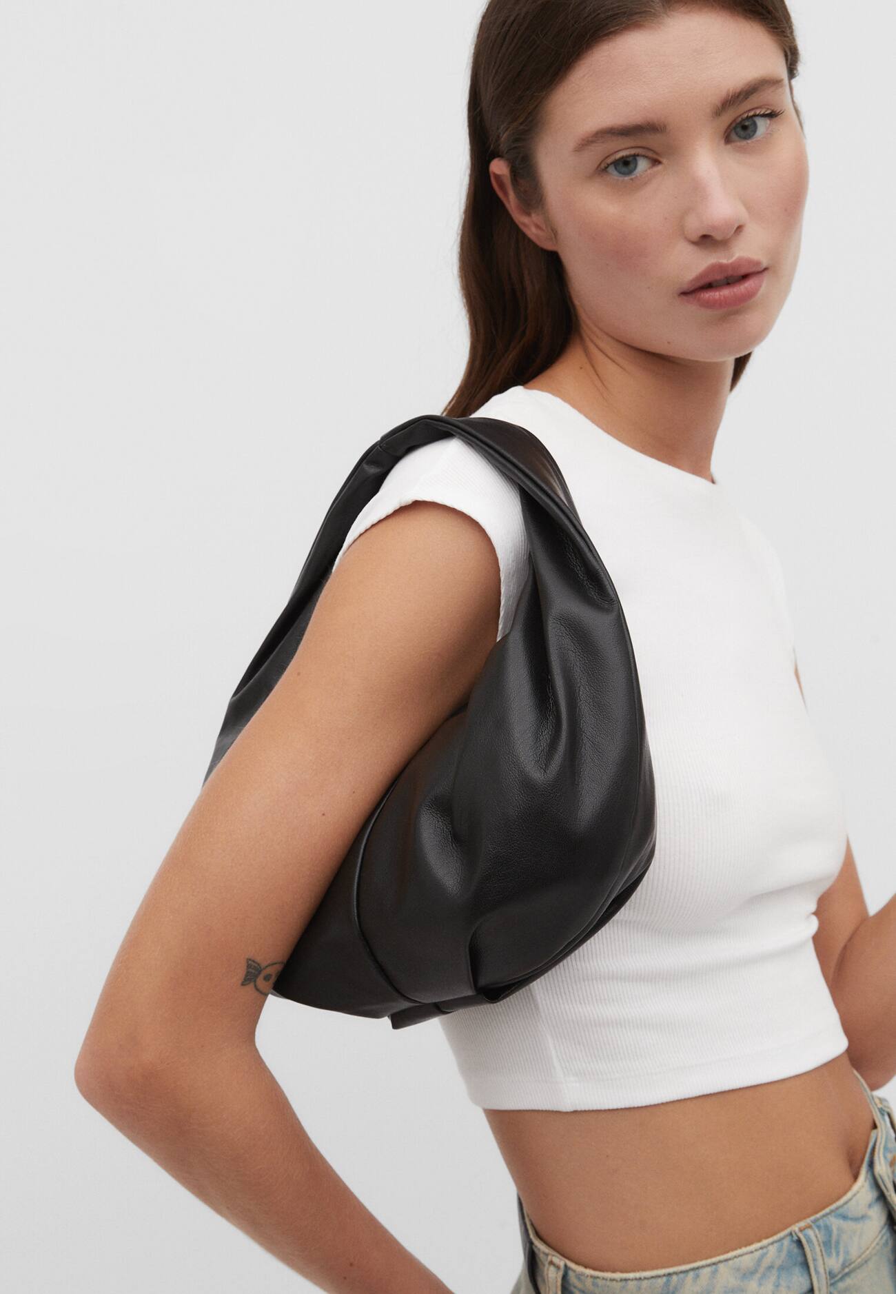 Bolsa meia-lua em couro sintético