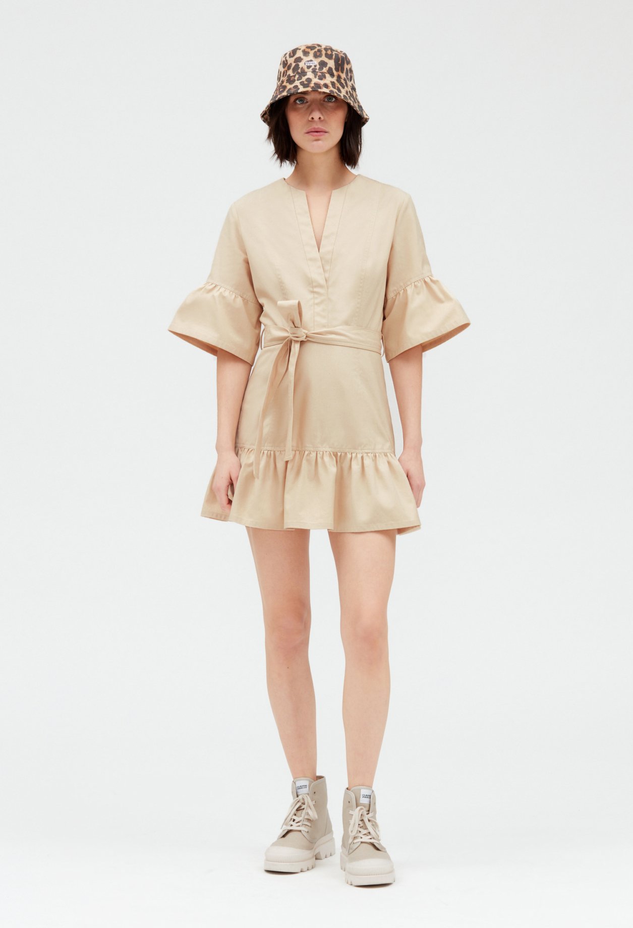 Robe courte manches volantees beige