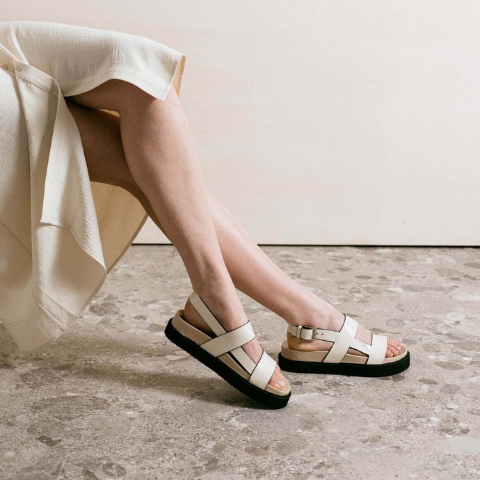 Sandales à brides croisées  en cuir glacé écru