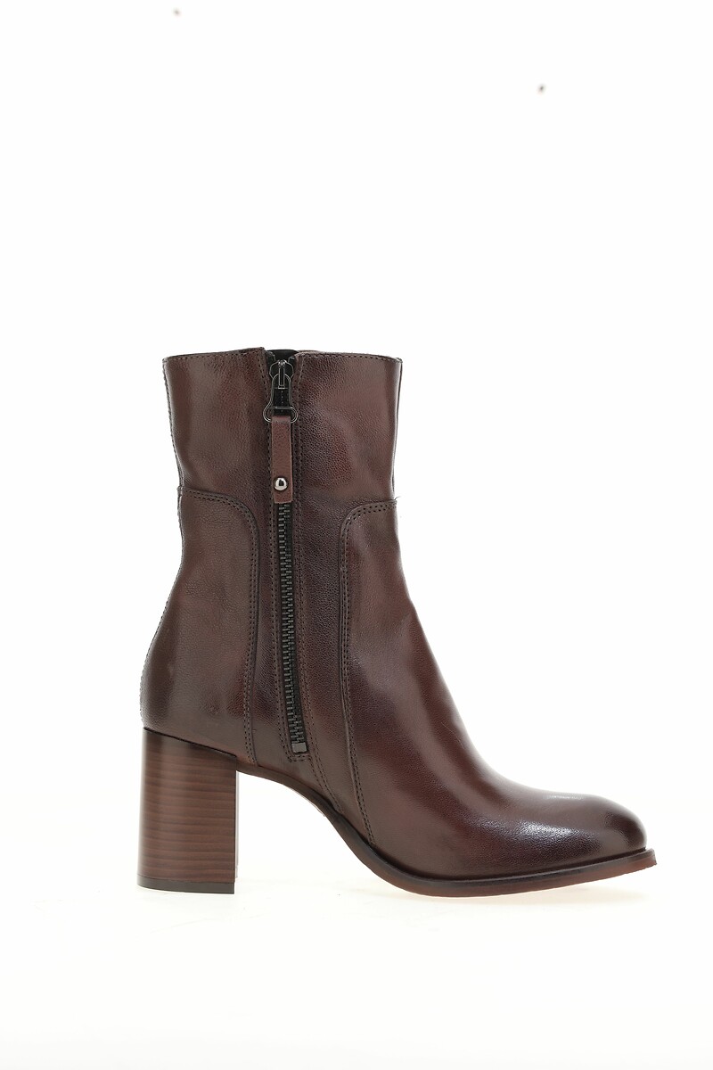MJUS<br>Botas de cano curto em couro ultramacio