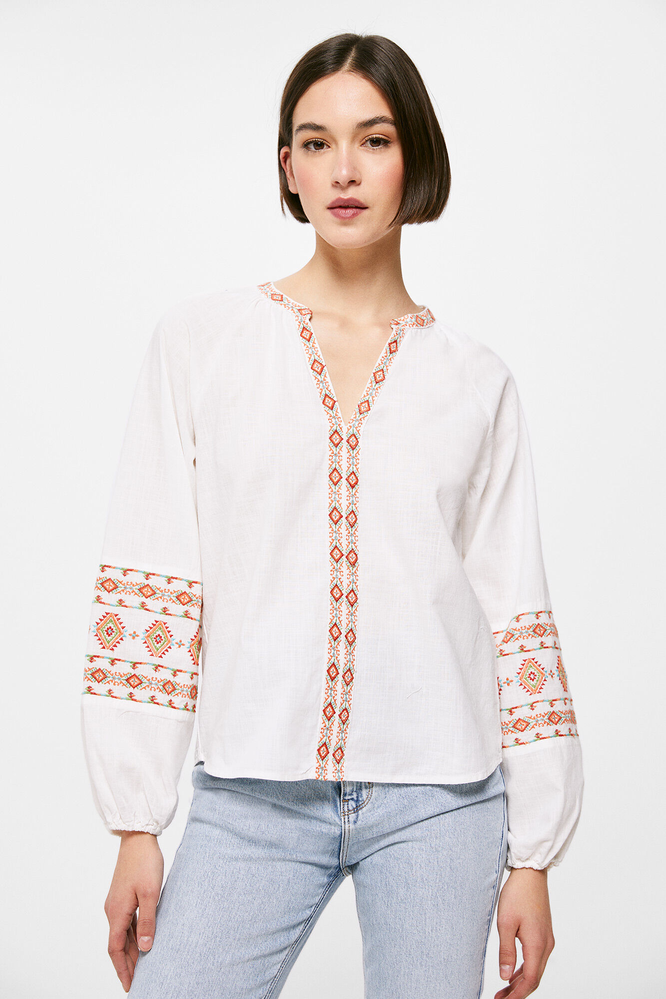 Blusa bordada com detalhes nas bordas - Marrom