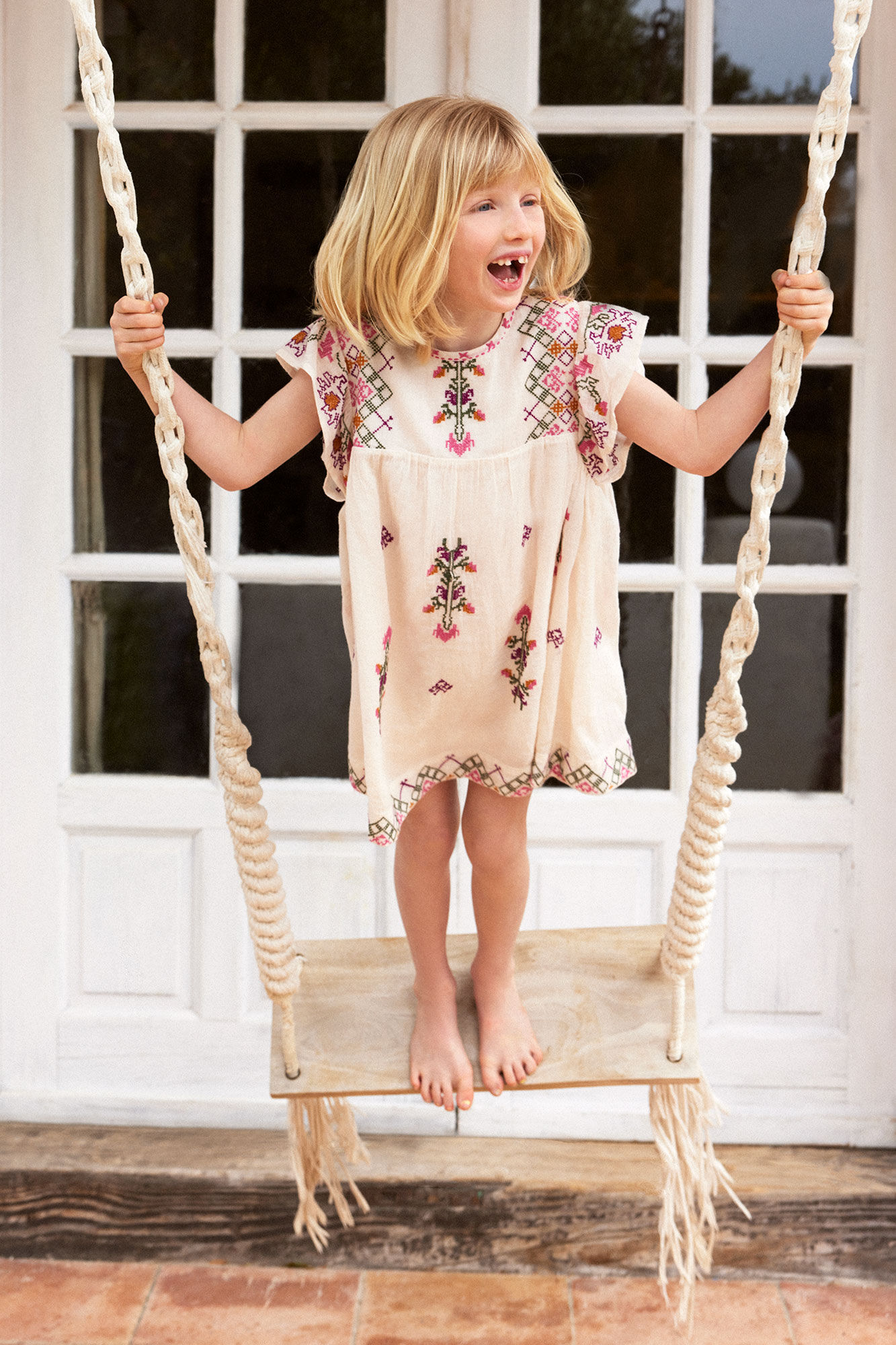 Isa. Vestido de algodão bordado para meninas - Vários