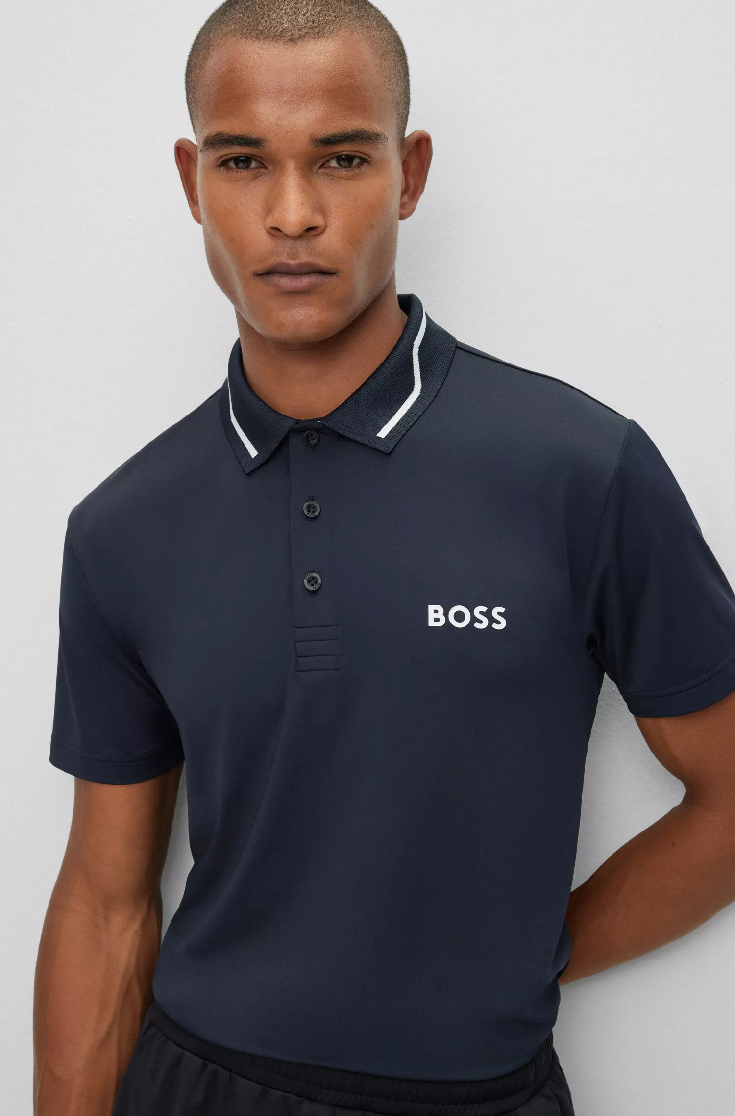 Camisa polo BOSS com logotipo verde contrastante e listra na gola.